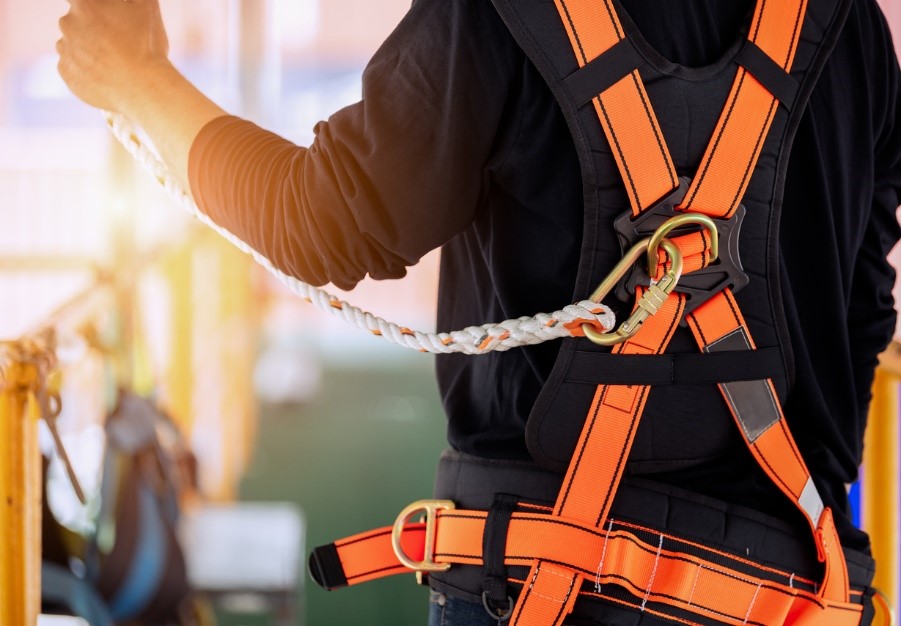 Spring-operated working at height equipment for construction workers